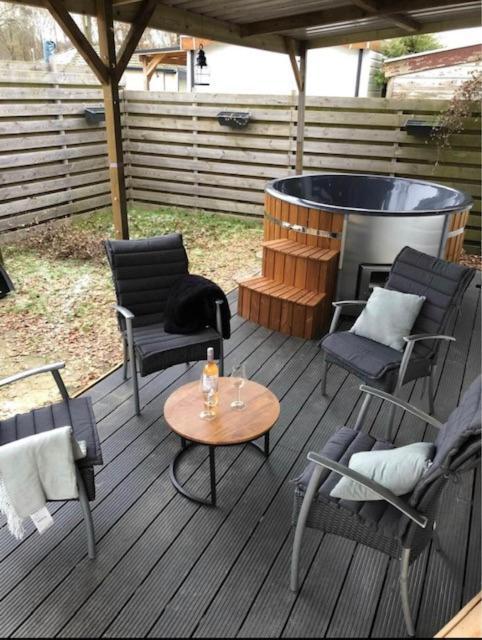 פוטן Hottub Forest Chalet Op De Veluwe! מראה חיצוני תמונה